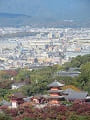 京都市街と三重塔と紅葉